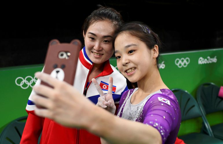Las gimnastas Lee Eun-Ju y Hong Un Jong, de Corea del Sur y Corea del Norte, se hacen un 'selfie'. Las gimnastas Lee Eun-Ju y Hong Un Jong, de Corea del Sur y Corea del Norte, se hacen un 'selfie'.