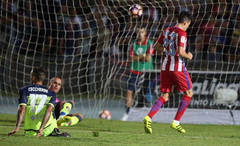 Nico Gaitan marca para el Atlético ante el Crotone. Nico Gaitan marca para el Atlético ante el Crotone.