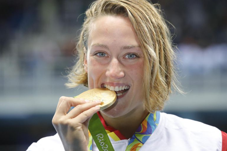 Mireia Belmonte muerde la medalla de oro conseguida en la final de los 200 mariposa Mireia Belmonte muerde la medalla de oro conseguida en la final de los 200 mariposa