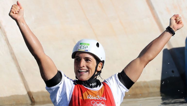 Maialen festeja su descenso que le ha servido para llevarse el oro. Maialen festeja su descenso que le ha servido para llevarse el oro.
