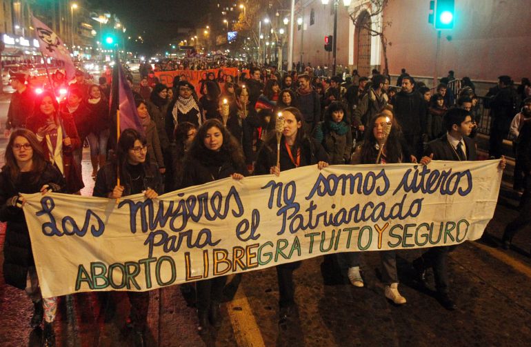 Activistas participan en una manifestación a favor del aborto "libre y gratuito" en Santiago (Chile). Fue convocada por más de 50 organizaciones feministas y de otros ámbitos. Activistas participan en una manifestación a favor del aborto "libre y gratuito" en Santiago (Chile). Fue convocada por más de 50 organizaciones feministas y de otros ámbitos.