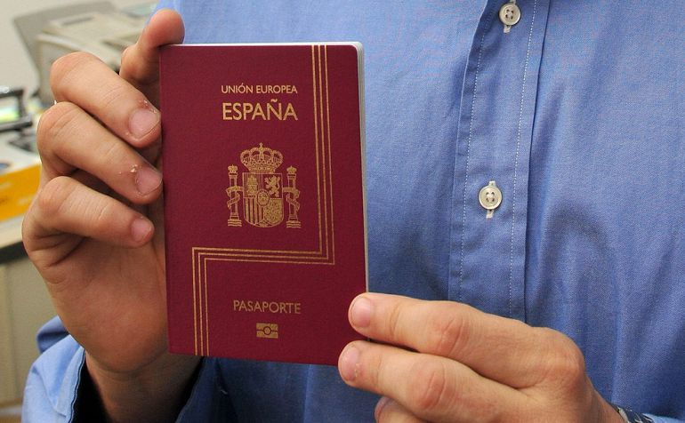 Un inmigrante posa tras conseguir el pasaporte español Un inmigrante posa tras conseguir el pasaporte español