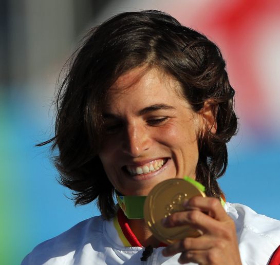 . Rio De Janeiro (Brazil), 11/08/2016.- Gold medalist Maialen Chourraut of Spain celebrates on the podium during the medal ceremony for the women's Kayak Single (K1) Final race of the Rio 2016 Olympic Games Canoe Slalom events at the Whitewater Stadium in Rio de Janeiro, Brazil, 11 August 2016. (Piraguismo eslalom, España, Brasil) EFE/EPA/ORESTIS PANAGIOTOU . Rio De Janeiro (Brazil), 11/08/2016.- Gold medalist Maialen Chourraut of Spain celebrates on the podium during the medal ceremony for the women's Kayak Single (K1) Final race of the Rio 2016 Olympic Games Canoe Slalom events at the Whitewater Stadium in Rio de Janeiro, Brazil, 11 August 2016. (Piraguismo eslalom, España, Brasil) EFE/EPA/ORESTIS PANAGIOTOU