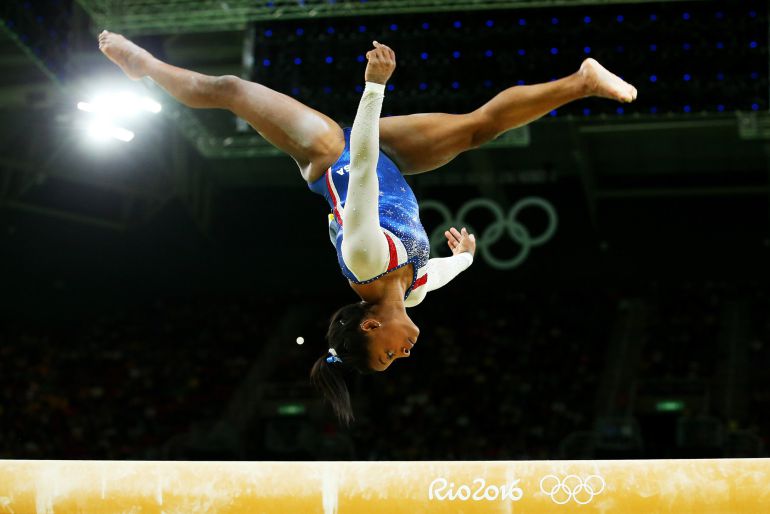 Simone Biles durante su ejercicio en barra en individual Simone Biles durante su ejercicio en barra en individual
