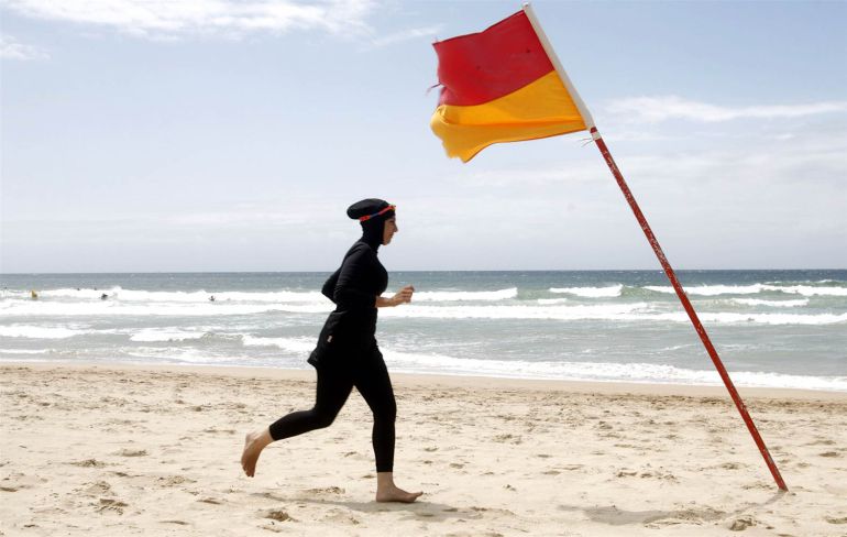 El veto al 'burkini' se extiende en las playas de Francia El veto al 'burkini' se extiende en las playas de Francia
