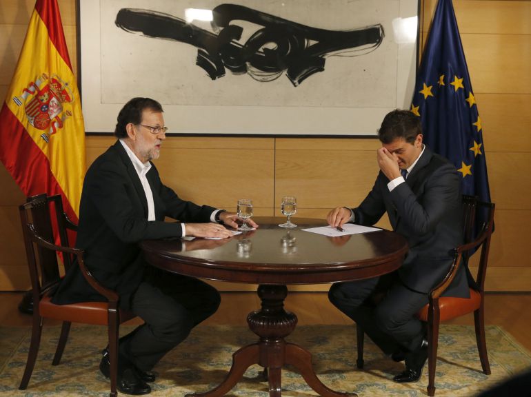 El presidente del Gobierno en funciones y del PP, Mariano Rajoy (i), durante la reunión que mantuvo en el Congreso con el líder de Ciudadanos, Albert Rivera. El presidente del Gobierno en funciones y del PP, Mariano Rajoy (i), durante la reunión que mantuvo en el Congreso con el líder de Ciudadanos, Albert Rivera.