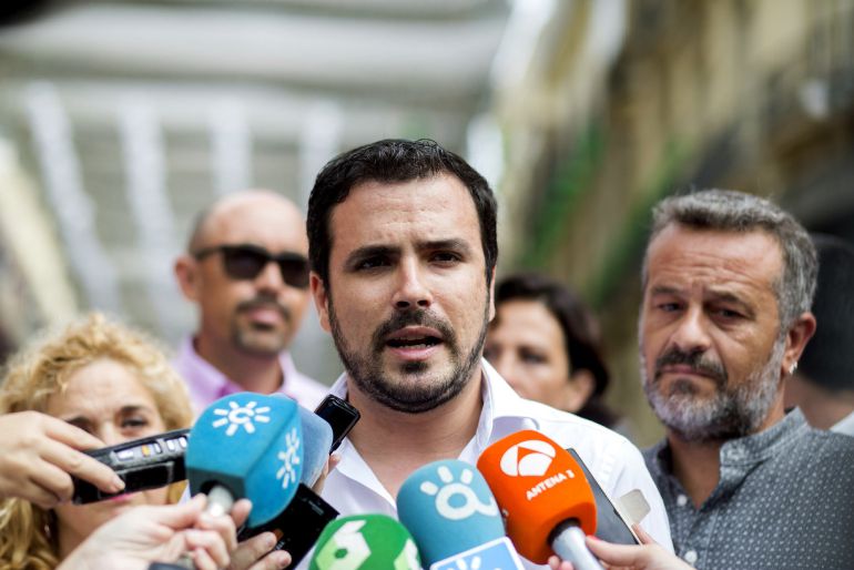 El coordinador general de Izquierda Unida, Alberto Garzón, realiza declaraciones a los periodistas durante su visita ayer a la Feria del Centro Histórico de Málaga. El coordinador general de Izquierda Unida, Alberto Garzón, realiza declaraciones a los periodistas durante su visita ayer a la Feria del Centro Histórico de Málaga.