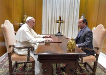 El papa y Hollande conversan sobre terrorismo y extremismo religioso