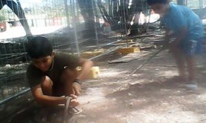 Niños jugando en el campo de detención de Nauru Niños jugando en el campo de detención de Nauru