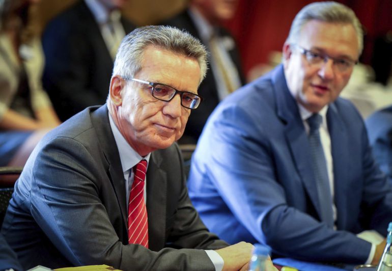 NIE13237 BERLÍN (ALEMANIA) .- El ministro de Interior alemán, Thomas de Maiziere (izq), acompañado por durante una reunión del los responsables de Interior de los estados federados germanos de la Unión Cristianodemócrata (CDU) y la Unión Socialcristiana de Baviera (CSU) en Berlín (Alemania) hoy, 19 de agosto de 2016. Las filas conservadoras de la canciller alemana, Angela Merkel, impulsarán restricciones al uso del burka en el espacio público, así como un paquete de medidas para reforzar la seguridad en el país, como respuesta la creciente alarma generada por el radicalismo islámico. NIE13237 BERLÍN (ALEMANIA) .- El ministro de Interior alemán, Thomas de Maiziere (izq), acompañado por durante una reunión del los responsables de Interior de los estados federados germanos de la Unión Cristianodemócrata (CDU) y la Unión Socialcristiana de Baviera (CSU) en Berlín (Alemania) hoy, 19 de agosto de 2016. Las filas conservadoras de la canciller alemana, Angela Merkel, impulsarán restricciones al uso del burka en el espacio público, así como un paquete de medidas para reforzar la seguridad en el país, como respuesta la creciente alarma generada por el radicalismo islámico.