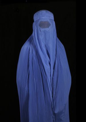Mujer utilizando el burka Mujer utilizando el burka