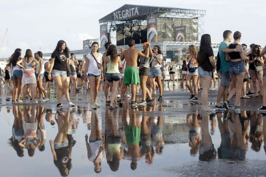 Varios jóvenes disfrutan de la pasada edición del festival Arenal Sound, que se celebra en Burriana Varios jóvenes disfrutan de la pasada edición del festival Arenal Sound, que se celebra en Burriana