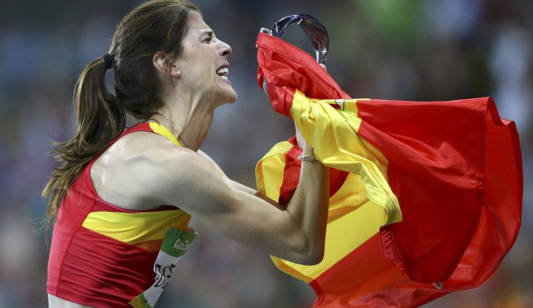 Ruth Beitia llora con la bandera de España tras saberse oro olímpico Ruth Beitia llora con la bandera de España tras saberse oro olímpico
