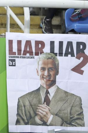 En el estadio olímpico colocaron pancartas de mofa contra Lochte En el estadio olímpico colocaron pancartas de mofa contra Lochte