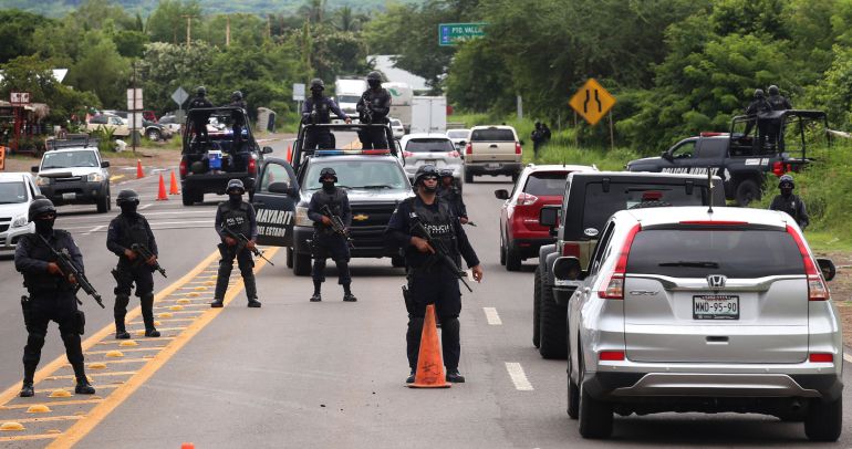 Un grupo de policías tras el secuestro de uno de los hijos de Joaquín "el Chapo" Guzmán. Un grupo de policías tras el secuestro de uno de los hijos de Joaquín "el Chapo" Guzmán.