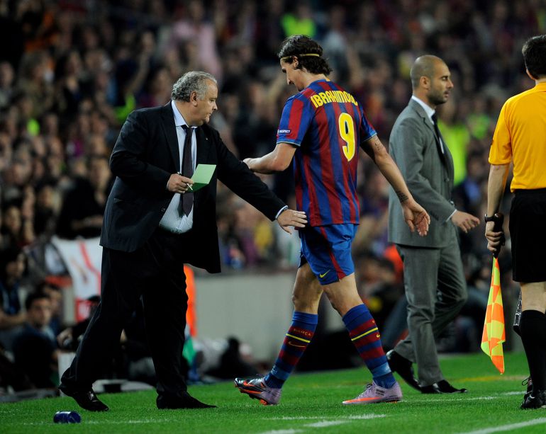 El jugador sueco, Zlatan Ibrahimovic, se cruza con Pep Guardiola durante su etapa en el Barcelona. El jugador sueco, Zlatan Ibrahimovic, se cruza con Pep Guardiola durante su etapa en el Barcelona.