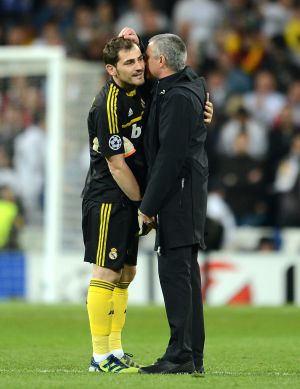 El abrazo entre Mourinho y Casillas. El abrazo entre Mourinho y Casillas.
