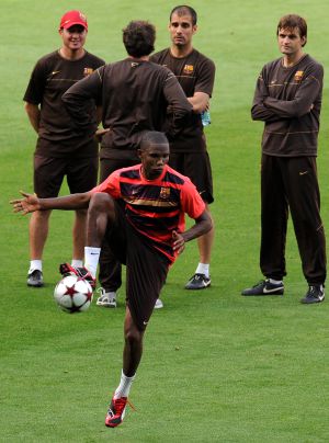 El camerunés Eto'o vigilado de cerca por Guardiola. El camerunés Eto'o vigilado de cerca por Guardiola.