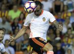 GRA227. VALENCIA, 22/08/2016.- El delantero del Valencia CF Paco Alcácer (2i) remata de cabeza ante el portero Javi Varas (d), de la UD Las Palmas, durante el partido correpondiente a la primera jornada de Liga en Primera División que se juega esta noche en el estadio de Mestalla, en Valencia. EFE/Manuel Bruque.