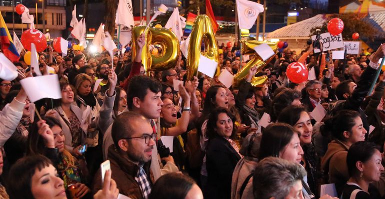 Personas siguen la transmisión por televisión de la firma del acuerdo final que cierra las negociaciones de paz desarrolladas en La Habana durante los últimos cuatro años entre el Gobierno de Colombia y las FARC. Personas siguen la transmisión por televisión de la firma del acuerdo final que cierra las negociaciones de paz desarrolladas en La Habana durante los últimos cuatro años entre el Gobierno de Colombia y las FARC.