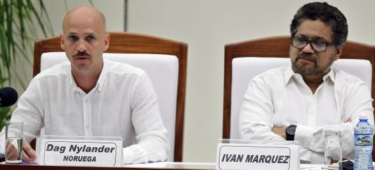 El garante de Noruega Dag Nylander y el jefe negociador de las FARC Iván Márquez participan en la firma del acuerdo final de paz. El garante de Noruega Dag Nylander y el jefe negociador de las FARC Iván Márquez participan en la firma del acuerdo final de paz.