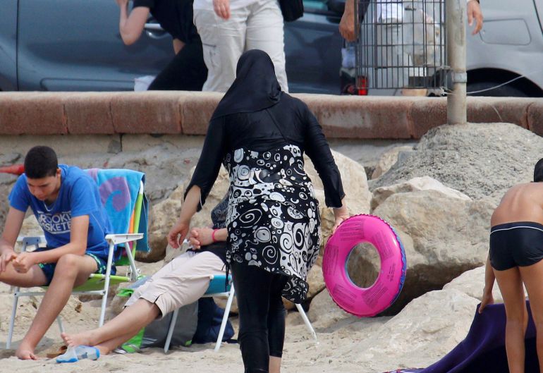 El Consejo de Estado francés suspende la prohibición de usar burkini El Consejo de Estado francés suspende la prohibición de usar burkini