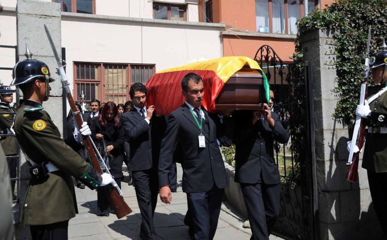 Los familiares del viceministro boliviano de Régimen Interior, Rodolfo Illanes, encabezan una procesión con su ataúd. Los familiares del viceministro boliviano de Régimen Interior, Rodolfo Illanes, encabezan una procesión con su ataúd.