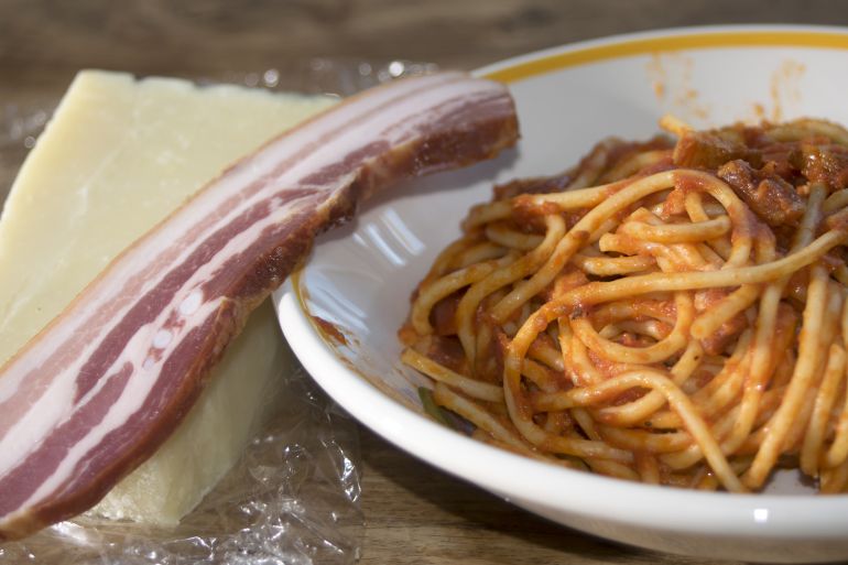 Los espaguetis a la amatriciana llevan 'guanciale', nuestro tocino de papada. Los espaguetis a la amatriciana llevan 'guanciale', nuestro tocino de papada.