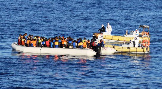 Varios miembros del ejército italiano mientras ayudan a decenas de inmigrantes durante una operación de rescate en el mar Mediterráneo, cerca de la costa de Libia. Varios miembros del ejército italiano mientras ayudan a decenas de inmigrantes durante una operación de rescate en el mar Mediterráneo, cerca de la costa de Libia.