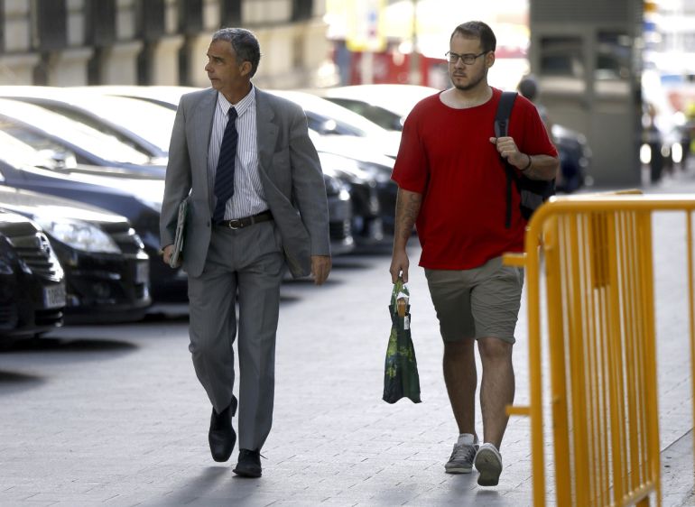 El rapero Pablo Rivadulla, más conocido como Pablo Hasel, a su llegada hoy a la Audiencia junto a su abogado, donde ha sido llamado a declarar como investigado por el juez José de la Mata, por 15 tuits que podrían ser consecutivos de delitos de enaltecimiento del terrorismo, contra la Corona y calumnias e injurias contra las instituciones del Estado. El rapero Pablo Rivadulla, más conocido como Pablo Hasel, a su llegada hoy a la Audiencia junto a su abogado, donde ha sido llamado a declarar como investigado por el juez José de la Mata, por 15 tuits que podrían ser consecutivos de delitos de enaltecimiento del terrorismo, contra la Corona y calumnias e injurias contra las instituciones del Estado.