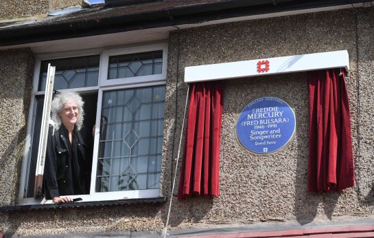 Brian May inauguró la semana pasada una placa conmemorativa en la casa de Freddie Mercury en Feltham (Inglaterra) Brian May inauguró la semana pasada una placa conmemorativa en la casa de Freddie Mercury en Feltham (Inglaterra)