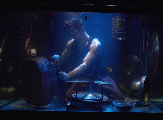 Uno de los músicos del espectáculo 'AquaSonic' tovando instrumentos de percusión bajo el agua Uno de los músicos del espectáculo 'AquaSonic' tovando instrumentos de percusión bajo el agua