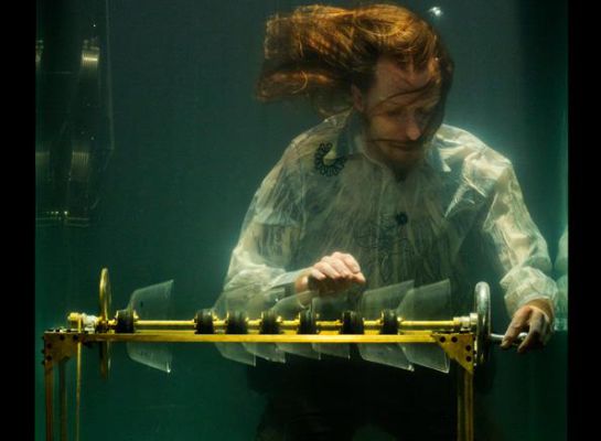 Músico de 'AquaSonic' con uno de los intrumentos acondicionados para sonar bajo el agua Músico de 'AquaSonic' con uno de los intrumentos acondicionados para sonar bajo el agua