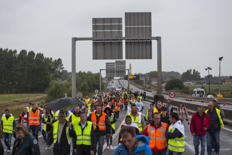 Comerciantes bloquean la principal carretera del puerto de Calais. Comerciantes bloquean la principal carretera del puerto de Calais.