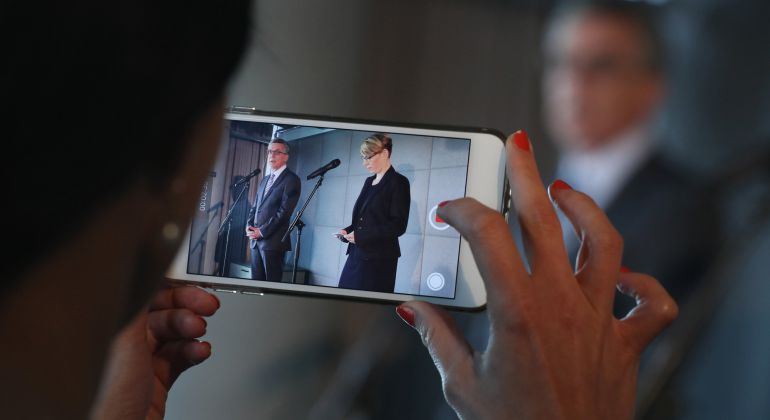 El Ministro de Interior Aleman Thomas de Maiziere filmado por un iPhone 6. El Ministro de Interior Aleman Thomas de Maiziere filmado por un iPhone 6.