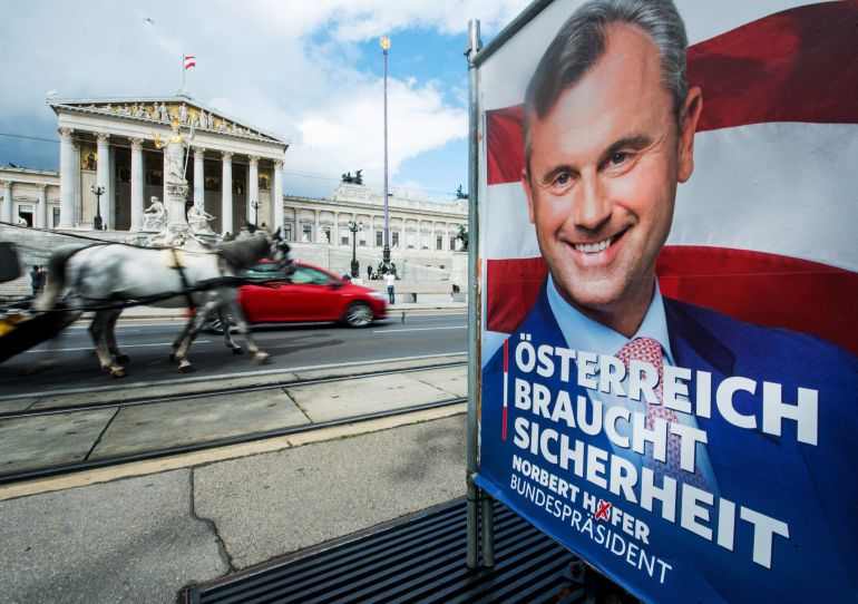Uno de los carteles electorales a las presidenciales de Austria del 2 de Octubre, donde la extrema derecha del Partido de la Libertad de Norbert Hofer aparece en cabeza en las encuestas de intención de voto Uno de los carteles electorales a las presidenciales de Austria del 2 de Octubre, donde la extrema derecha del Partido de la Libertad de Norbert Hofer aparece en cabeza en las encuestas de intención de voto