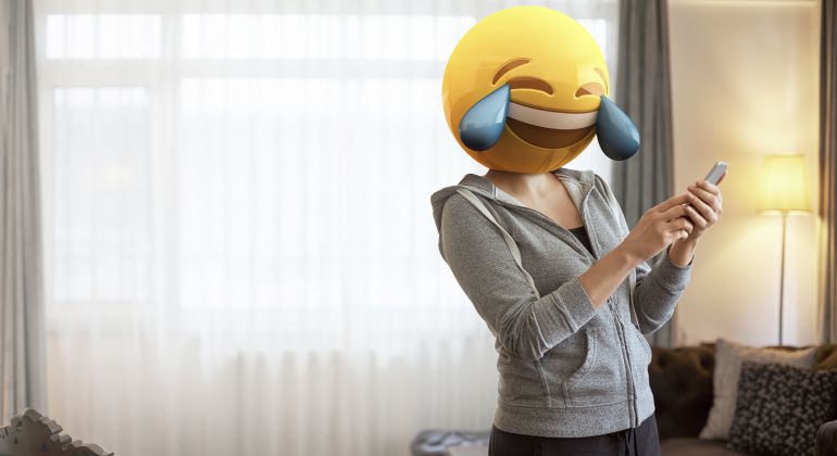 Una mujer hablando por el teléfono móvil. Una mujer hablando por el teléfono móvil.