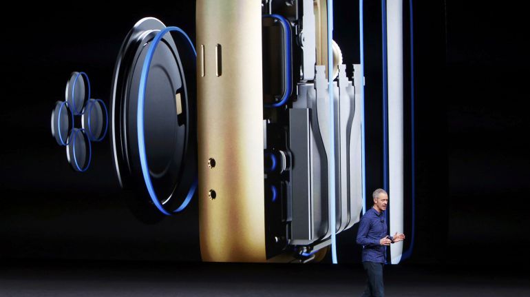 El COO de Apple, Jeff Williams, presenta la resistencia al agua del nuevo Apple Watch 2. El COO de Apple, Jeff Williams, presenta la resistencia al agua del nuevo Apple Watch 2.