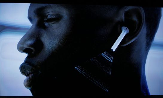 Un hombre escuchando música en los Airpods. Un hombre escuchando música en los Airpods.