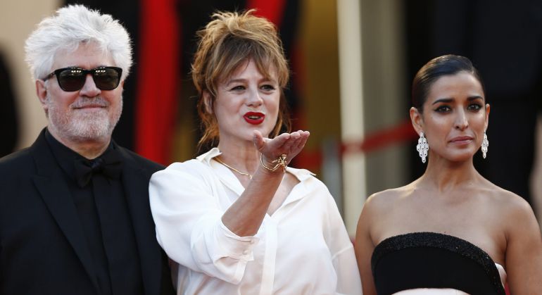 Pedro Almodóvar junto a las actrices Emma Suárez (c) e Inma Cuesta. Pedro Almodóvar junto a las actrices Emma Suárez (c) e Inma Cuesta.