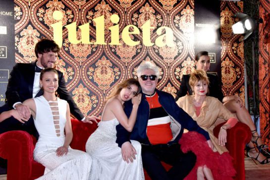 Daniel Grao, Michelle Jenner, Adriana Ugarte, Pedro Almodovar, Emma Suarez e Inma Cuesta en el Festival de Cine de Cannes. Daniel Grao, Michelle Jenner, Adriana Ugarte, Pedro Almodovar, Emma Suarez e Inma Cuesta en el Festival de Cine de Cannes.