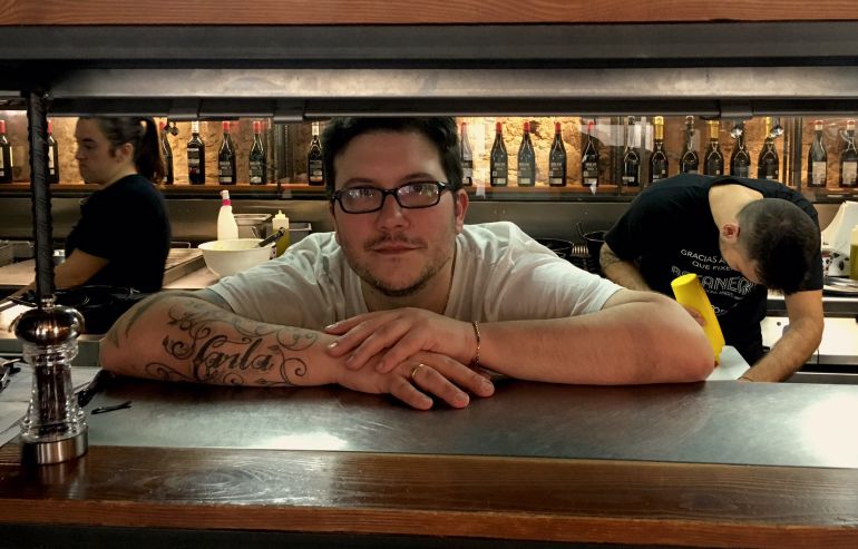 Pablo Pizarro, asomándose desde la cocina de Bocanegra. Pablo Pizarro, asomándose desde la cocina de Bocanegra.