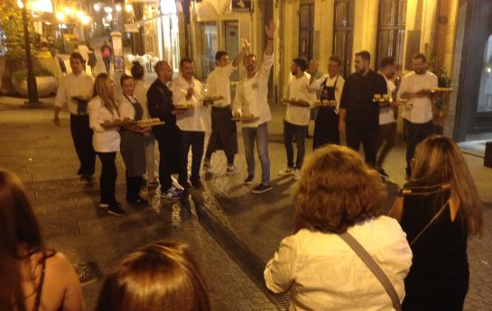 Las 20 manos del segundo aniversario del Bocanegra, en plena calle. Las 20 manos del segundo aniversario del Bocanegra, en plena calle.