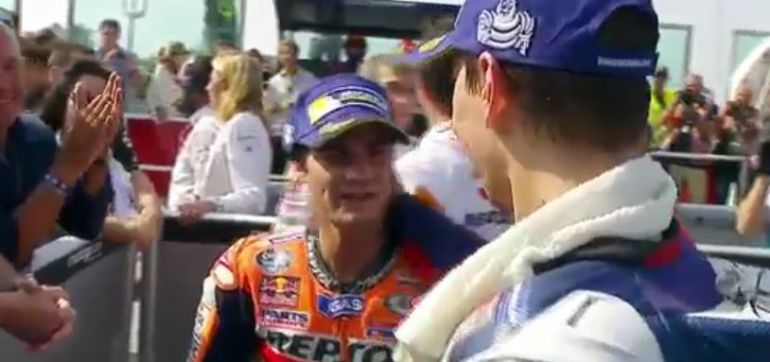 Lorenzo acaricia a Pedrosa en la zona de meta Lorenzo acaricia a Pedrosa en la zona de meta