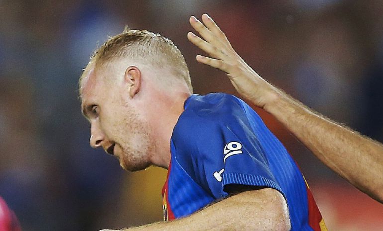 Mathieu recibe una palmadita de Busquets Mathieu recibe una palmadita de Busquets