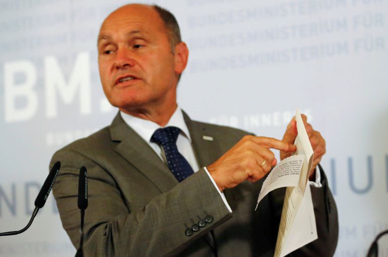 El ministro de Interior austriaco anuncia el retraso de las elecciones porque los sobres no pegan bien. El ministro de Interior austriaco anuncia el retraso de las elecciones porque los sobres no pegan bien.