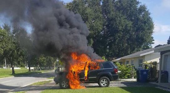 Un Jeep envuelto en llamas tras la explosión de un Note 7. Un Jeep envuelto en llamas tras la explosión de un Note 7.