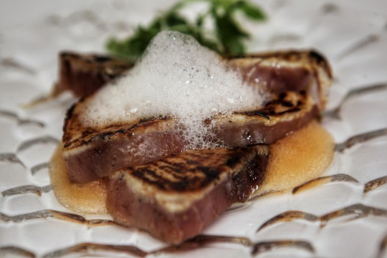 Bonito con sopa de tomatea la brasa de encina y aire de dashi (Auga e sal). Bonito con sopa de tomatea la brasa de encina y aire de dashi (Auga e sal).