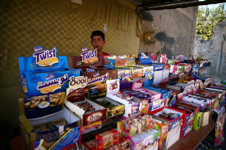 Un niño vendiendo chuches en un barrio de Damasco el primer día del alto al fuego, y coincidiendo con la festividad del cordero. Un niño vendiendo chuches en un barrio de Damasco el primer día del alto al fuego, y coincidiendo con la festividad del cordero.