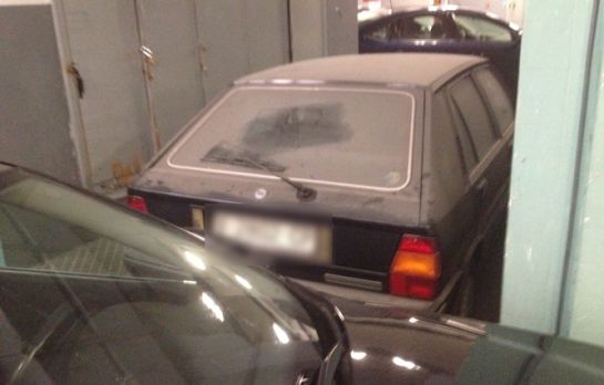 Polémica en Valencia por el coche que Rita Barberá guarda desde hace años en el aparcamiento del Ayuntamiento. Polémica en Valencia por el coche que Rita Barberá guarda desde hace años en el aparcamiento del Ayuntamiento.